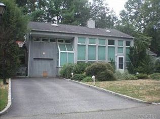 31 Amherst Rd, Albertson, NY 11507