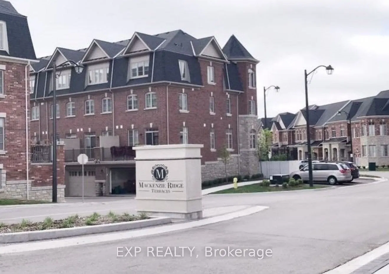 1331 Major Mackenzie Dr W — Photo 2
