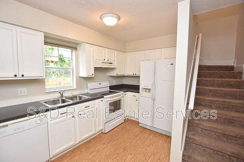 3 bed, 2.0 bath, 1428 sqft, $1,960 — Photo 3