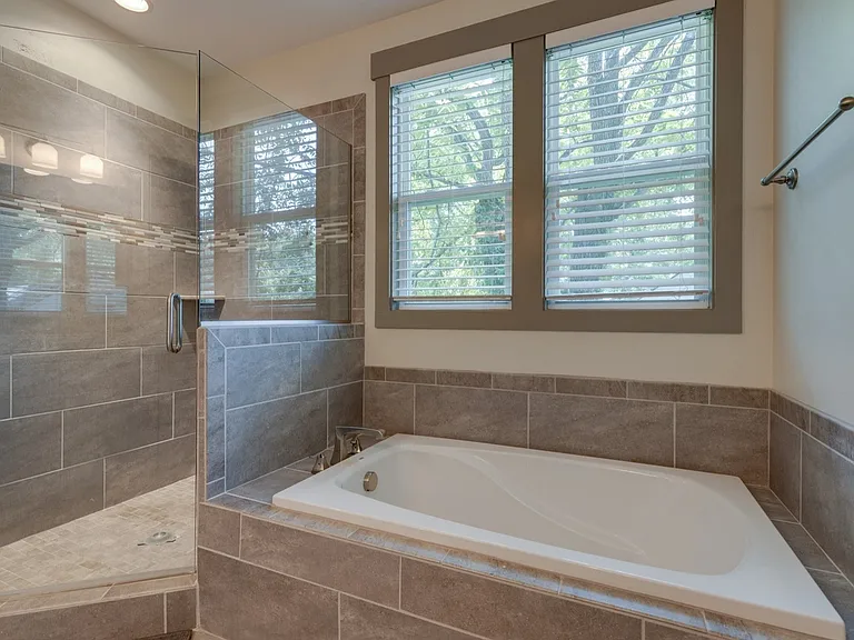 1813 Sherwood Ln — Photo 15