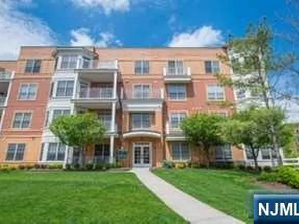 1105 Pointe Gate Dr, Livingston, NJ 07039