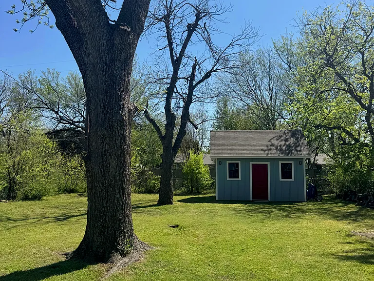 1007 Emery St — Photo 6