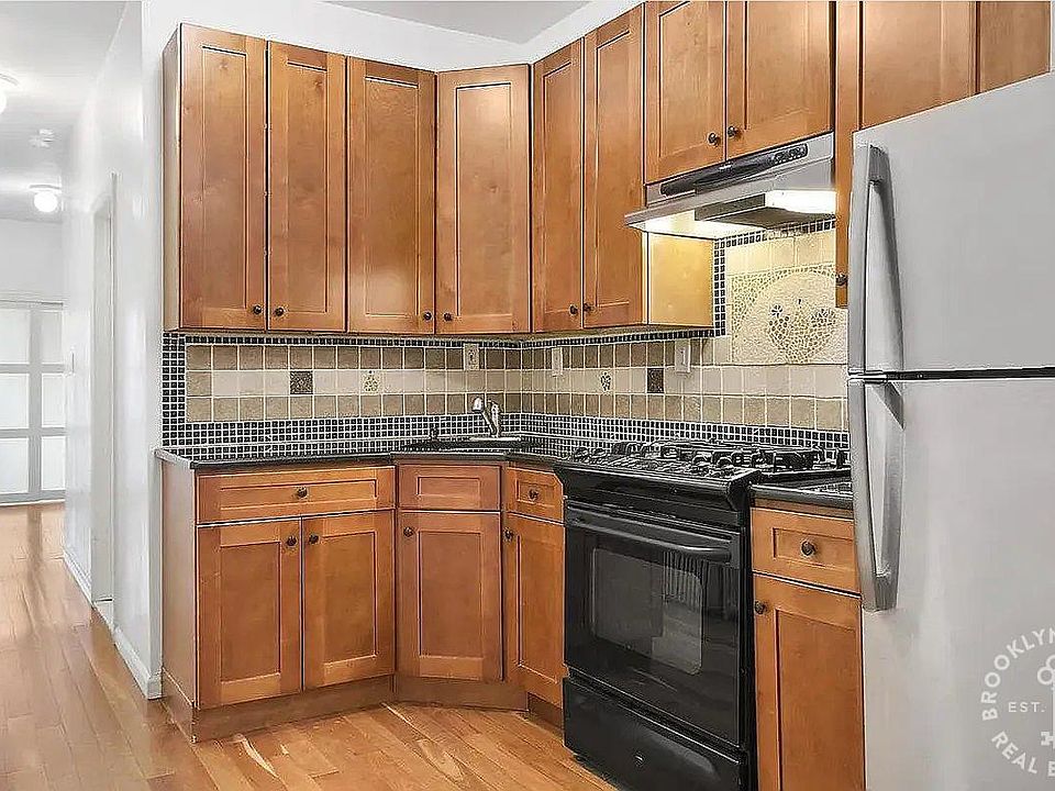 2nd image of 477 Hicks St APT 1L