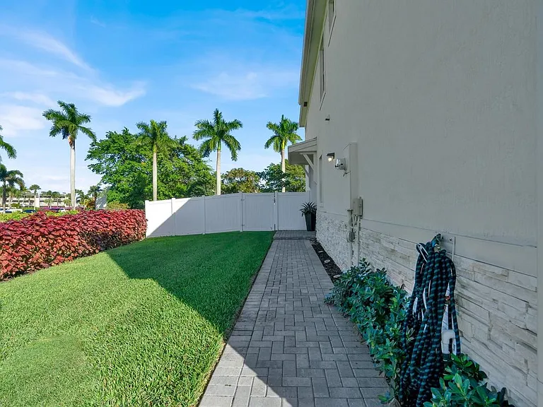4246 Lagoon Shore Dr — Photo 5