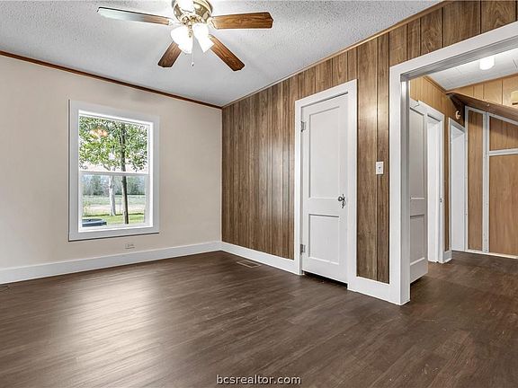 4th image of 710 S Elm St