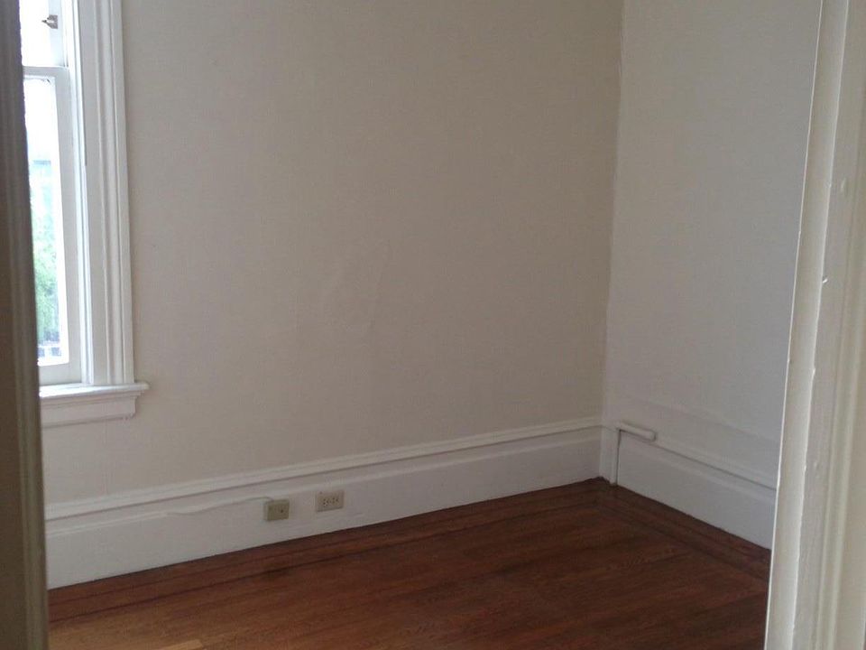 1st image of 2830 Baker St
