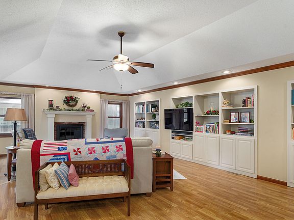 4th image of 1735 E Vincent Drive
