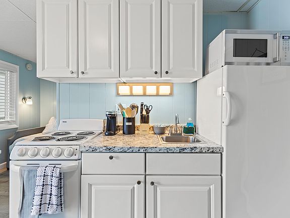 2nd image of 44 E Grand Ave #464