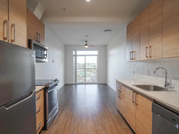 3185 Tillicum Rd #304, Saanich, BC V9A 0C7