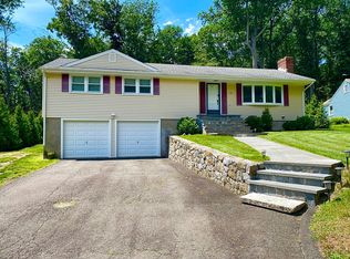 217 Pinewood Trl, Trumbull, CT 06611