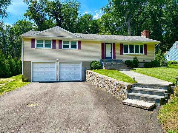 217 Pinewood Trl, Trumbull, CT 06611