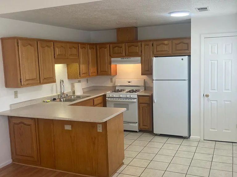 207 Princeton Dr SE #D — Photo 3