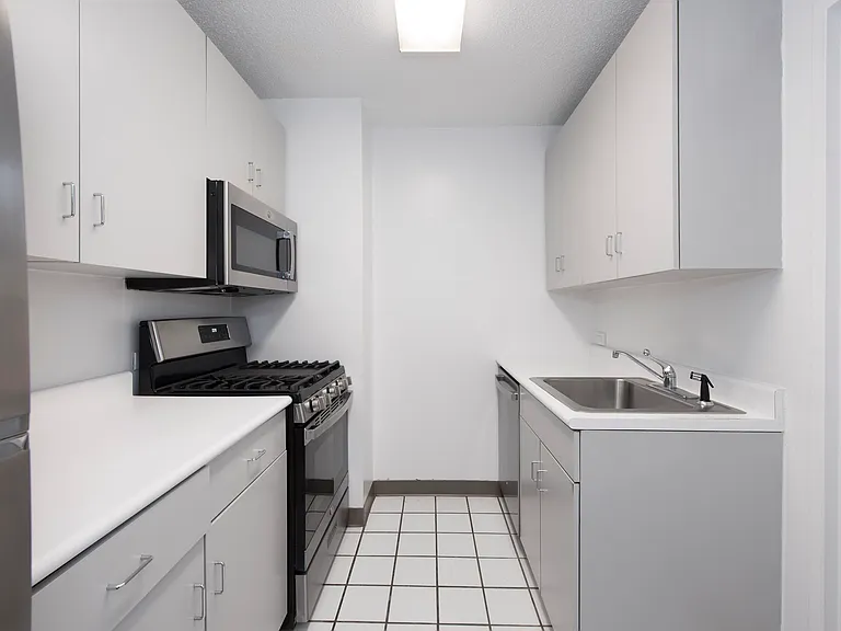 429 E 52nd St #10B — Photo 3