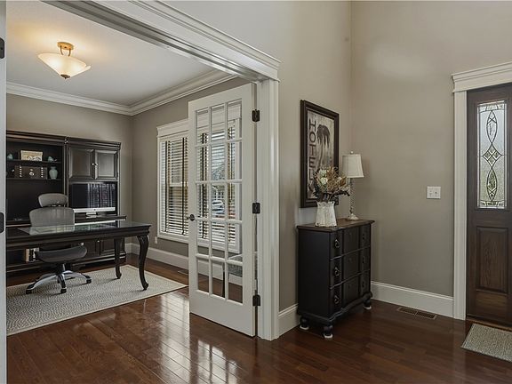 3rd image of 28 Royal Crest Rd