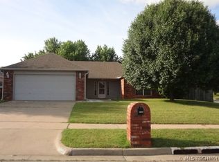 2102 W Walnut St, Collinsville, OK 74021