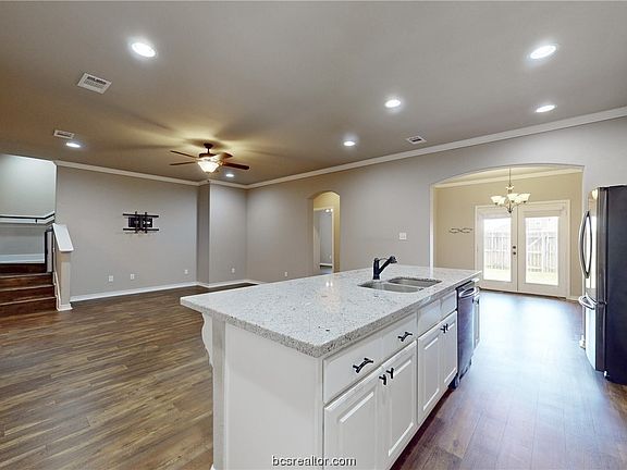 3rd image of 1802 Lonetree Dr