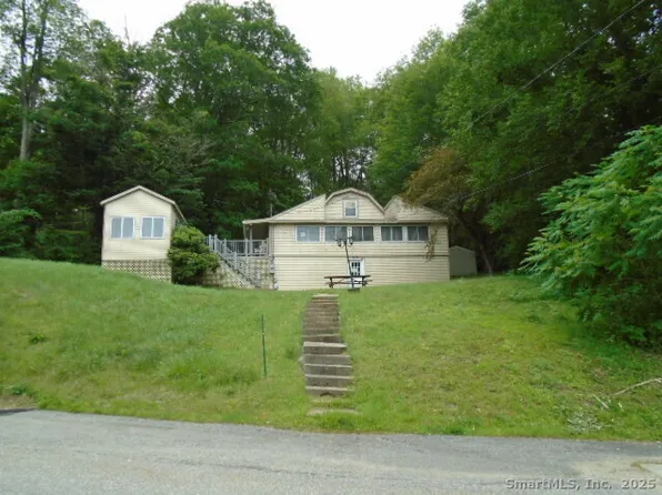 817 East Wakefield Boulevard, Winchester, CT 06098