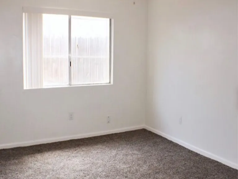 529 Knotts St — Photo 5