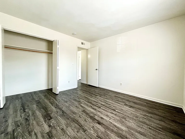 Collinwood Apartments — Photo 22