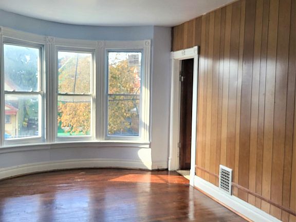 5th image of 604 Woodlawn Ave #2
