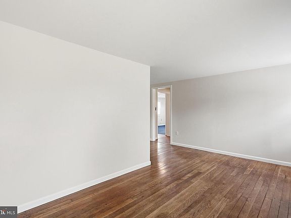 2nd image of 905 Oak St