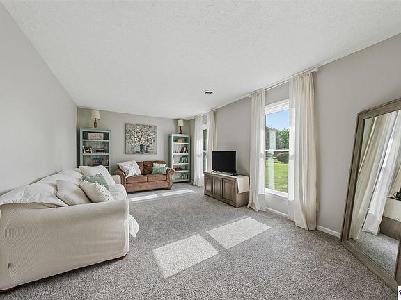 5th image of 161 Lombardy Dr