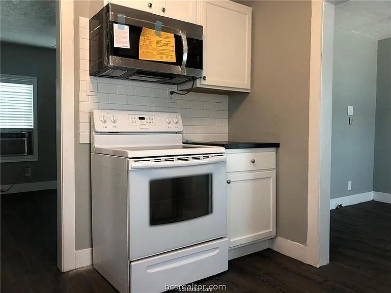 1704 N Baker St — Photo 5