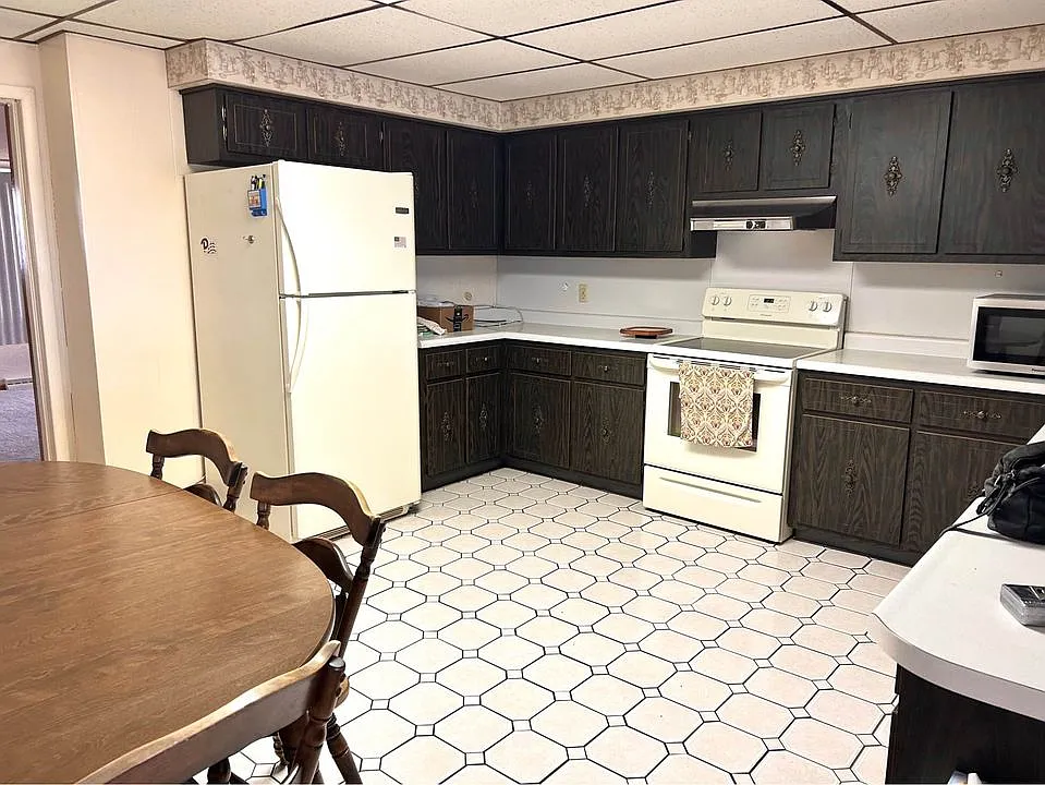 3 bed, 1400 sqft, $1,375 — Photo 2