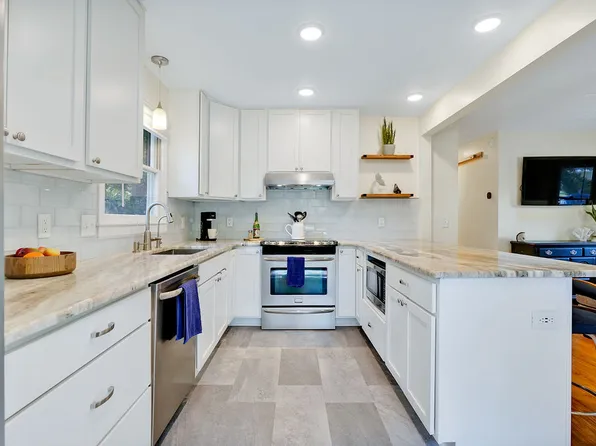 206 Charter Dr, Wilmington, NC 28403