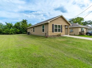729 W Ash St, Angleton, TX 77515