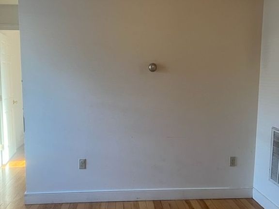 3rd image of 215 Taylor St