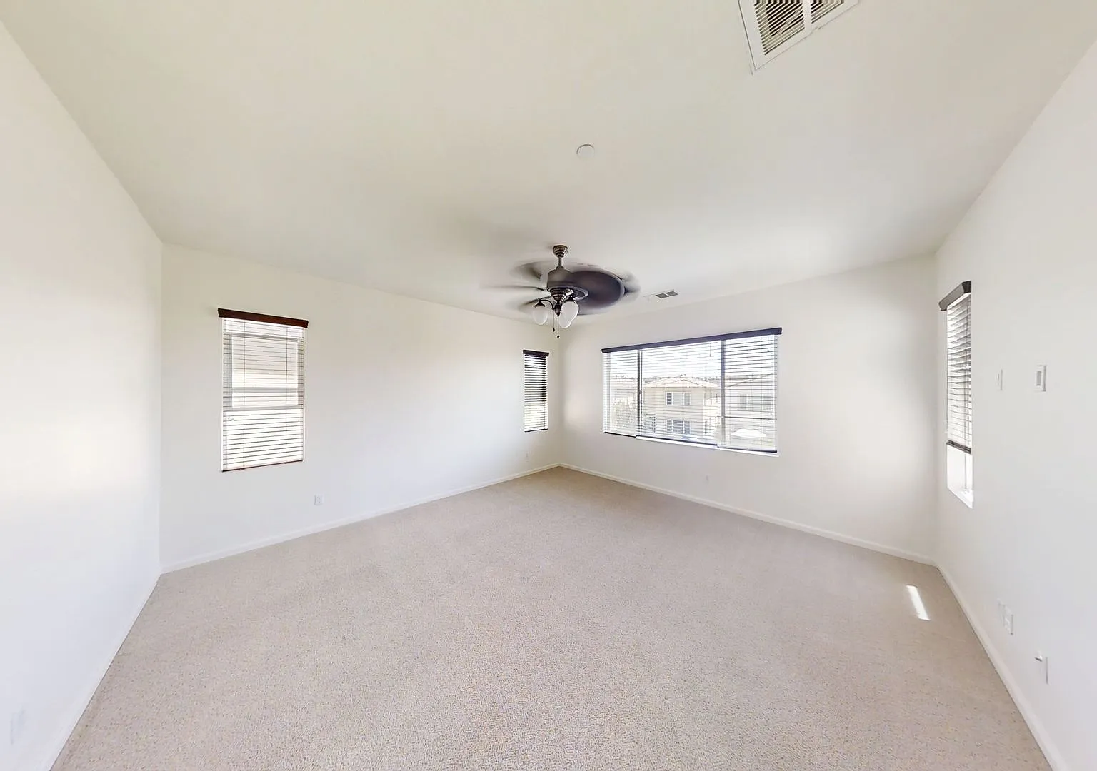 Beautiful 3 Bedroom 2.5 Bathroom Home in Chapman Heights, Yucaipa — Photo 2