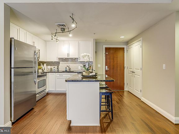 5th image of 1020 N Highland St Unit 407