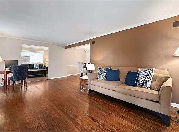 3rd image of 2909 W 73rd St