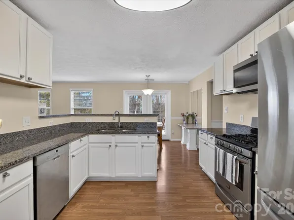 9830 Avensong Crossing Dr, Charlotte, NC 28215