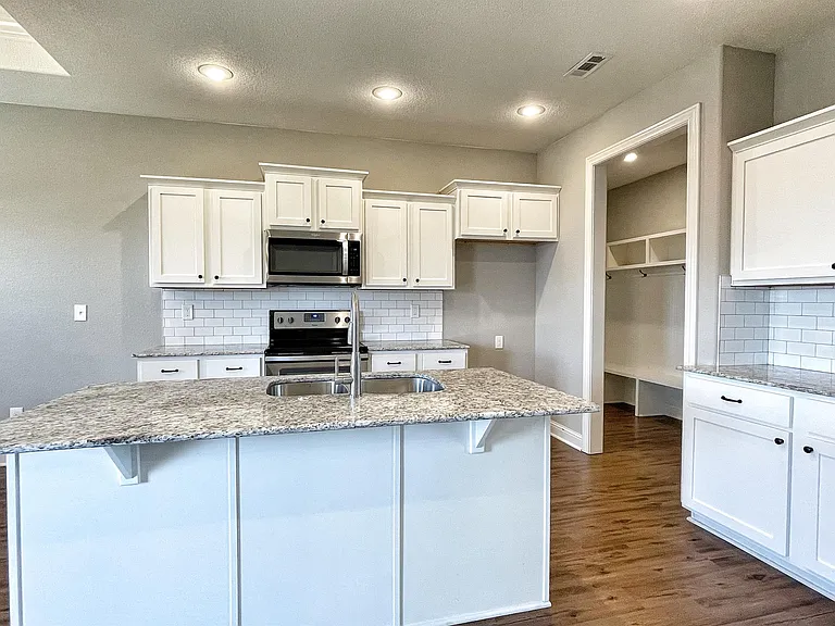 530 Captain Hopkins St — Photo 9