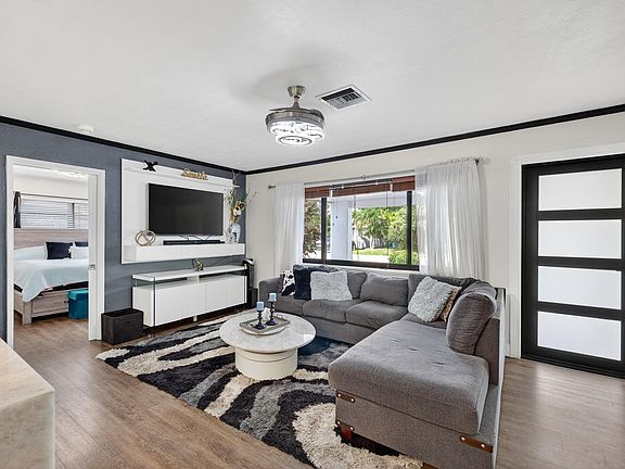 4th image of 4660 NE 3rd Avenue