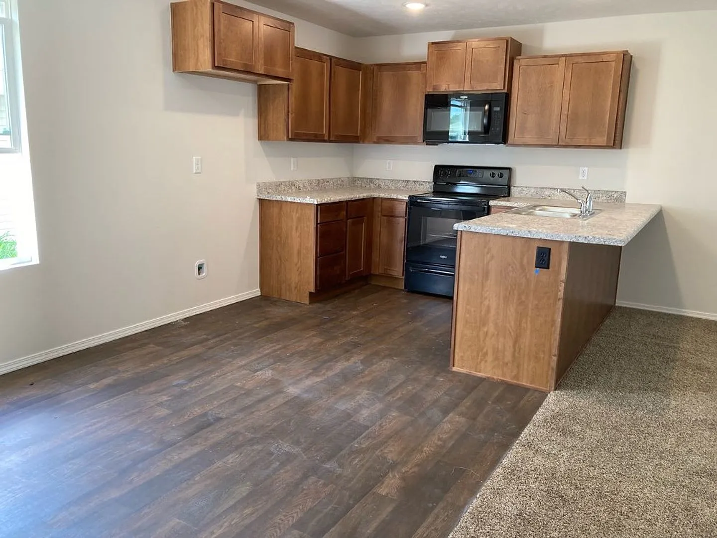 Brand New Aurora 3 Bedroom Rental — Photo 2
