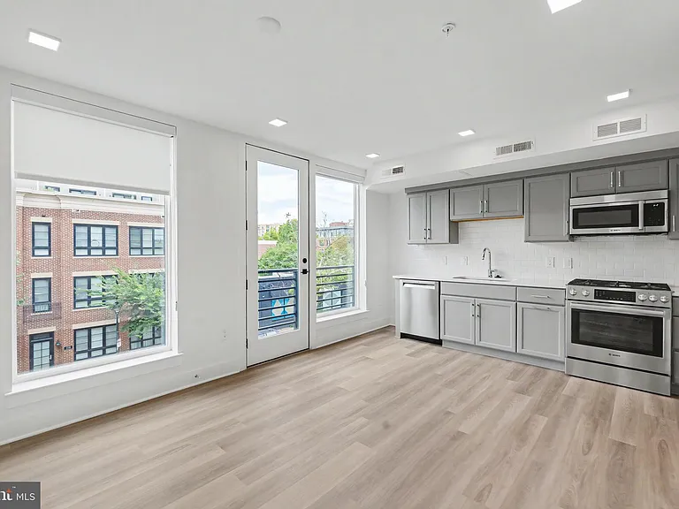 701 N Henry St #306 — Photo 35