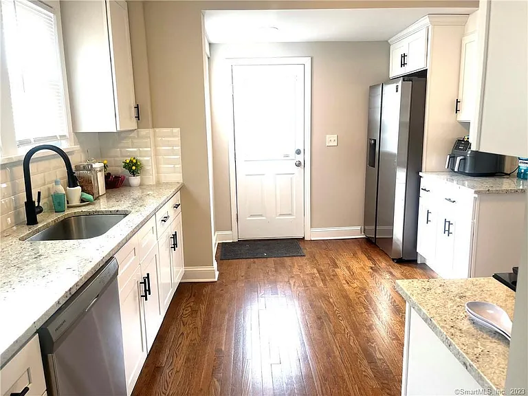 231 Nichols Ave — Photo 6