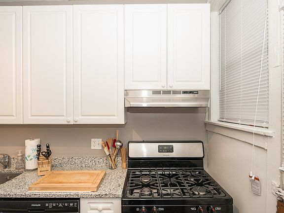 4th image of 632 W Stratford Pl #S2