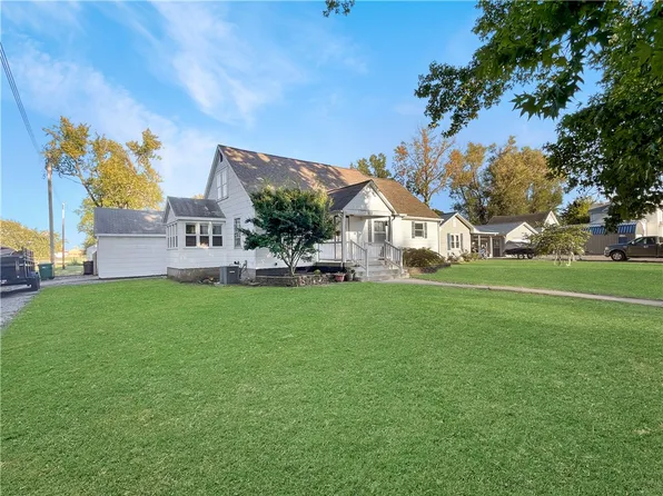 520 N Pine St, Windsor, IL 61957