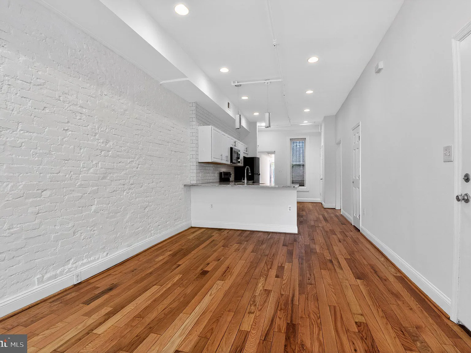 1 bed, 1.5 bath, 750 sqft, $2,100 — Photo 2