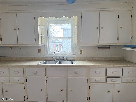 5th image of 1718 4th St NE