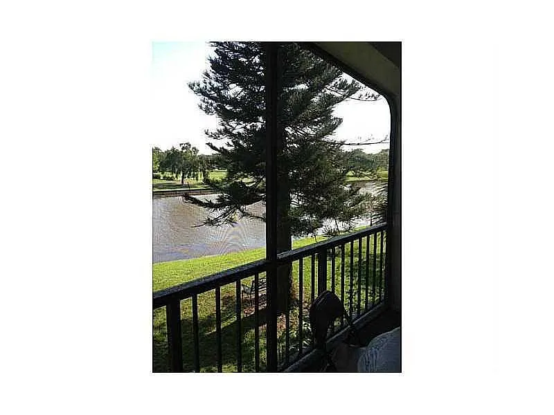 Building Photo - 3760 Inverrary Dr #2H