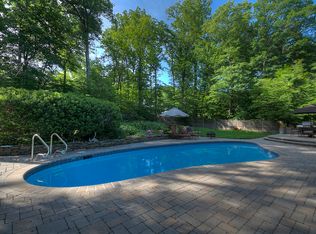 8 Meadow Brook Rd, Randolph, NJ 07869