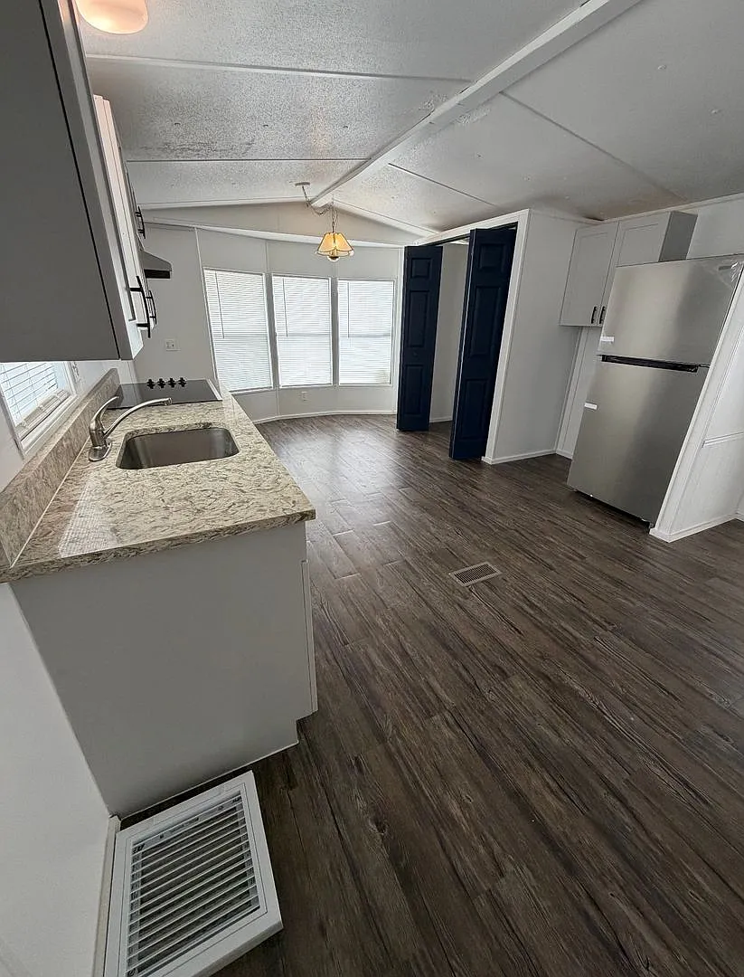 Three bedroom two bath manufactured home — Photo 4