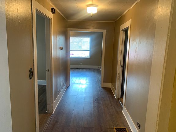 3rd image of 212 6th Ave W