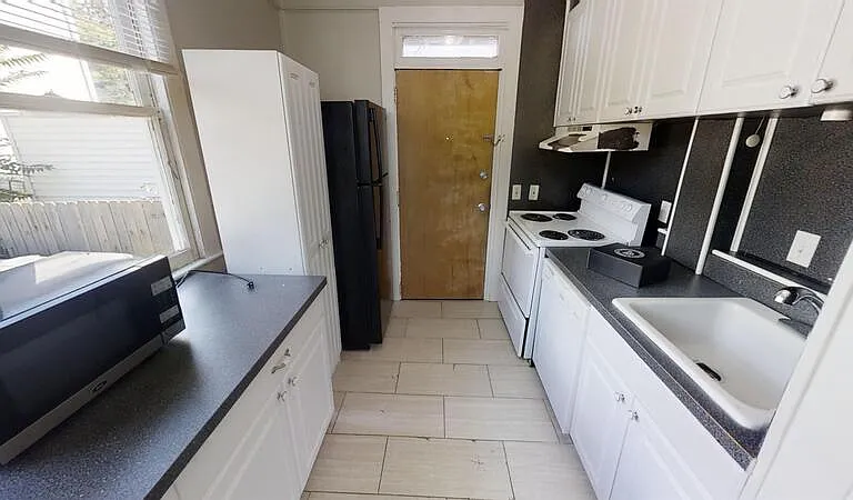 900 Woodlawn Ave #ENTIRE — Photo 4