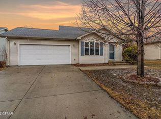 5249 10th Ave N, Grand Forks, ND 58203
